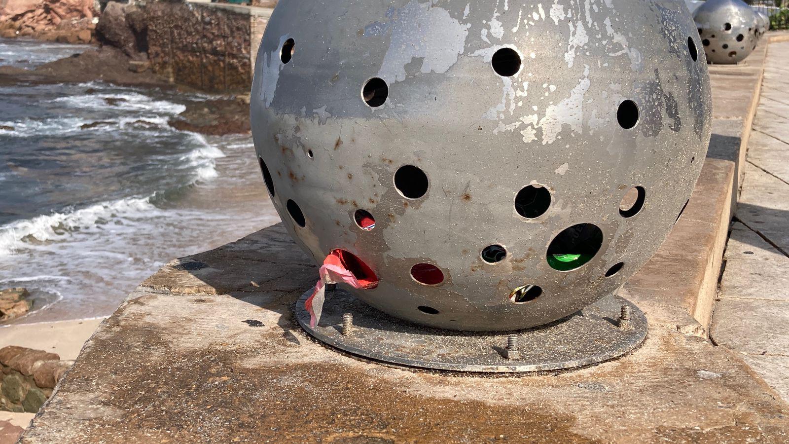 $!Luce lleno de basura el acceso a la playa y zonas aledañas a las Letras de Mazatlán