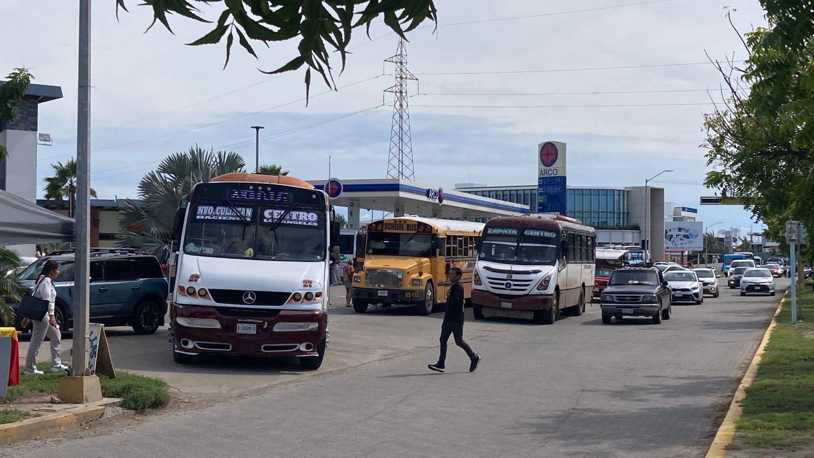 $!Se registra masiva movilización de camiones y autobuses por evento de Sheinbaum en Mazatlán