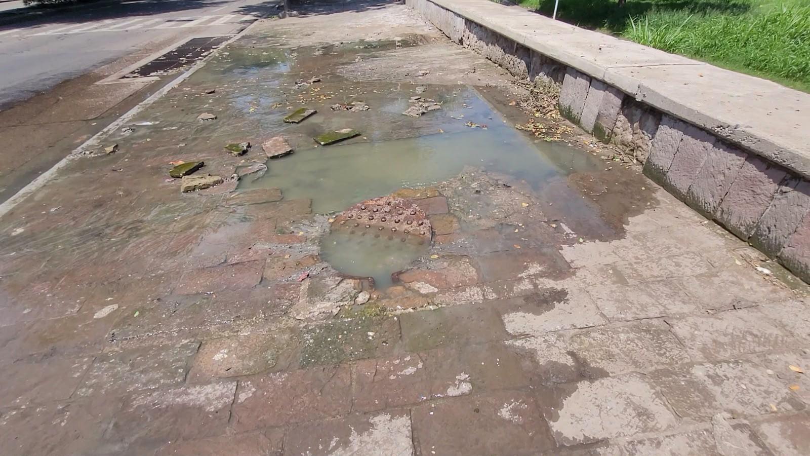 $!Se desborda alcantarilla con aguas negras sobre el Malecón Viejo en Culiacán