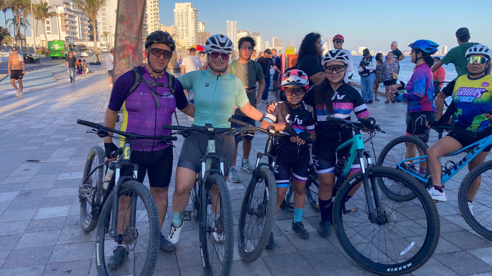$!Familias mazatlecas celebran el Día Mundial de la Bicicleta con paseo por el malecón