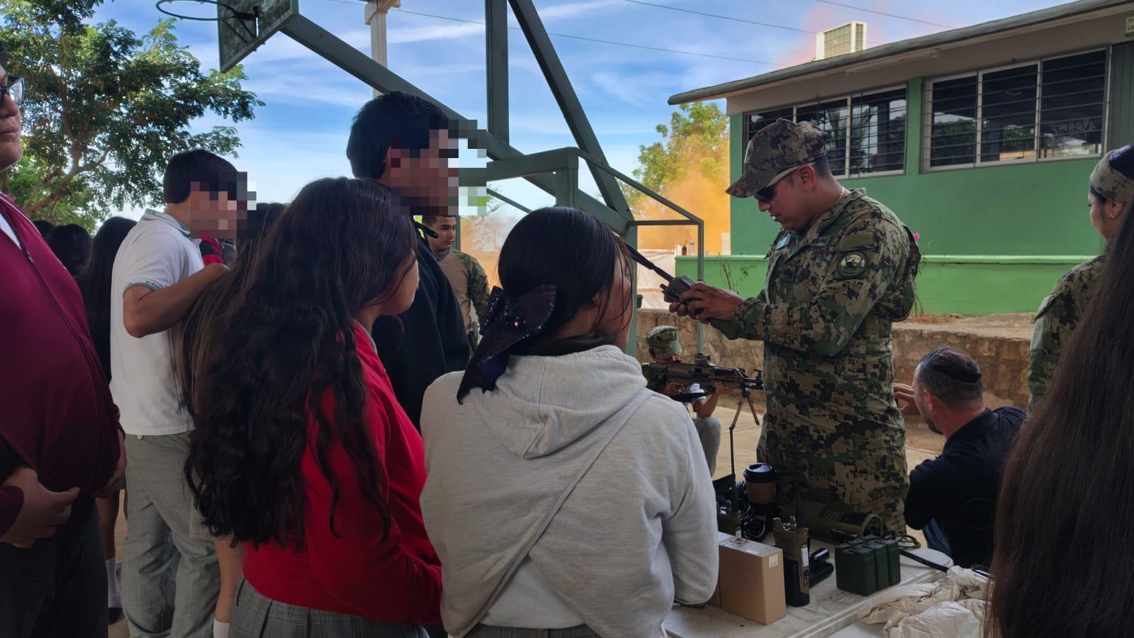 $!Instala Marina stand para reforzar la proximidad social con la ciudadanía estudiantil en Mazatlán