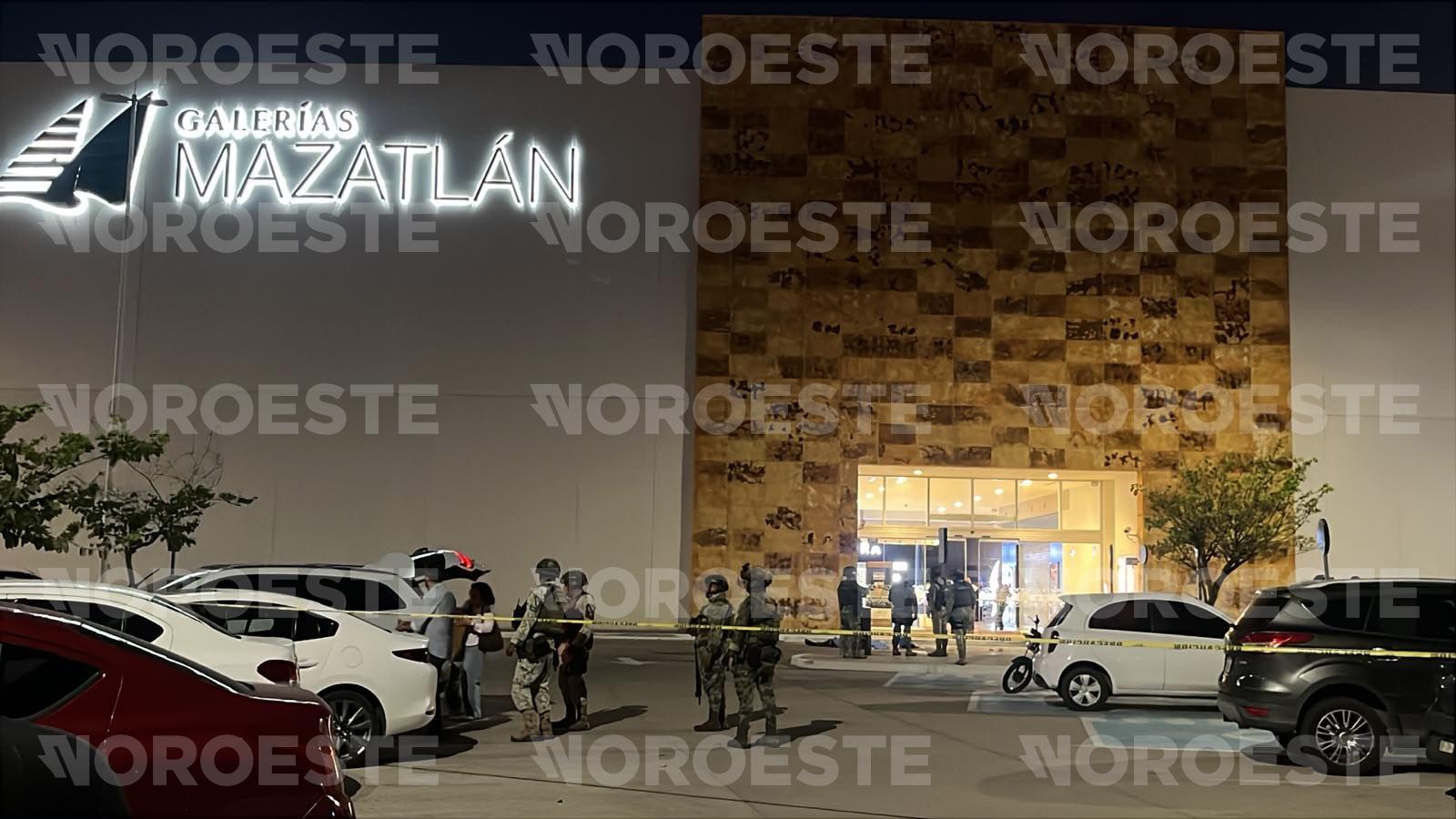 $!Asesinan a un hombre en el estacionamiento de una plaza comercial en Mazatlán