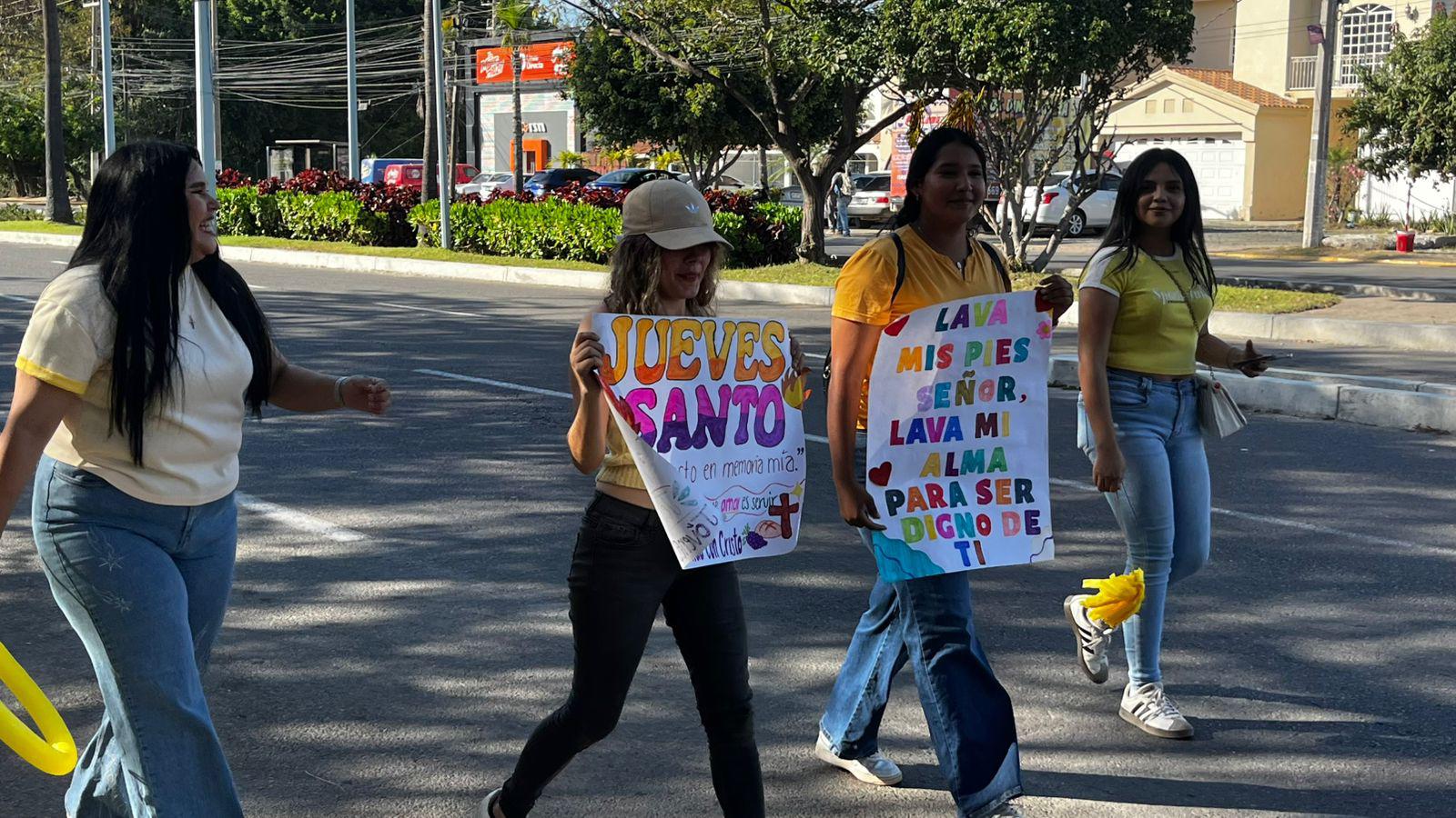 $!Recuerdan jóvenes el sentido de la Semana Santa con manifestación en Mazatlán