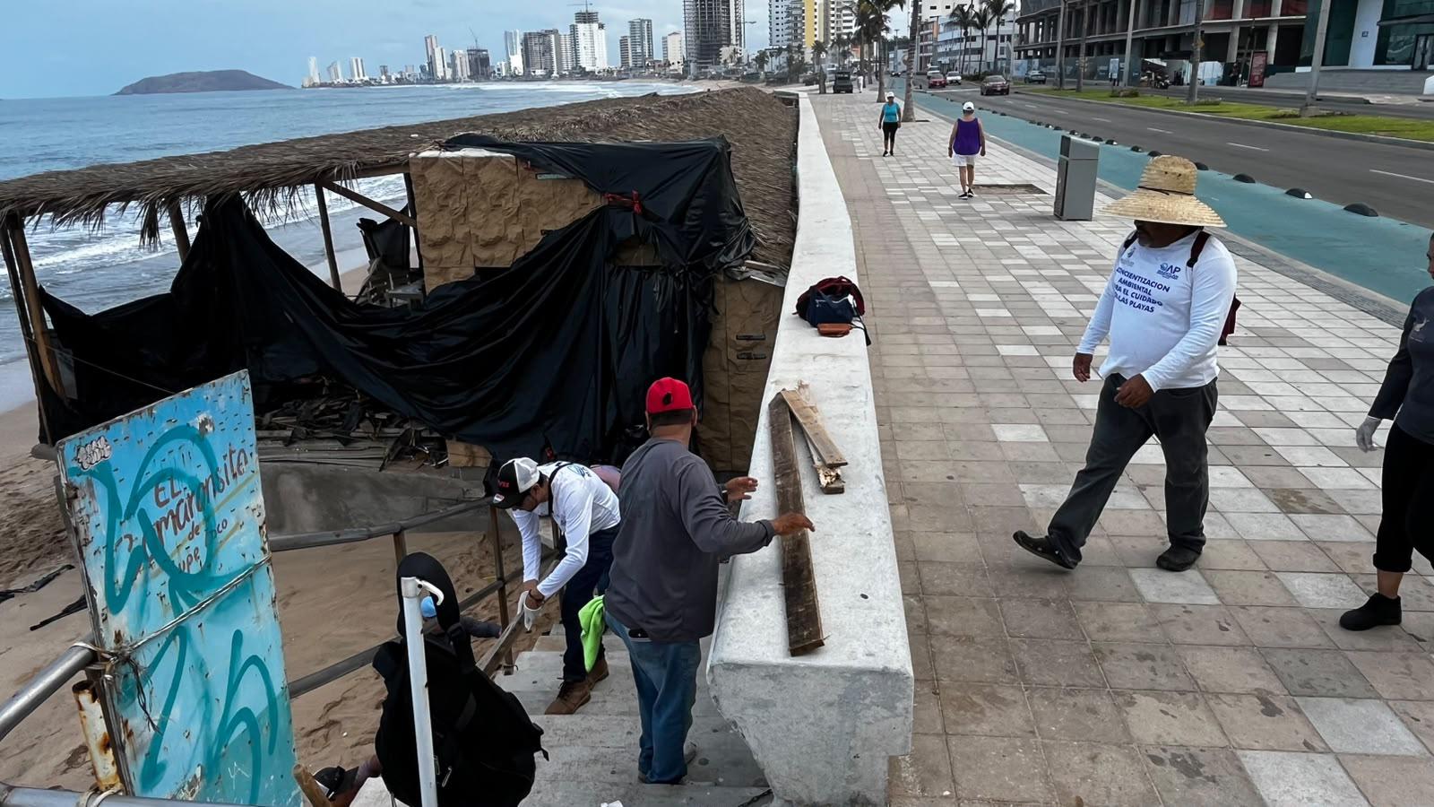 $!Retira Operadora de Playas de Mazatlán restos de madera y basura que arrojó el oleaje provocado por mar de fondo