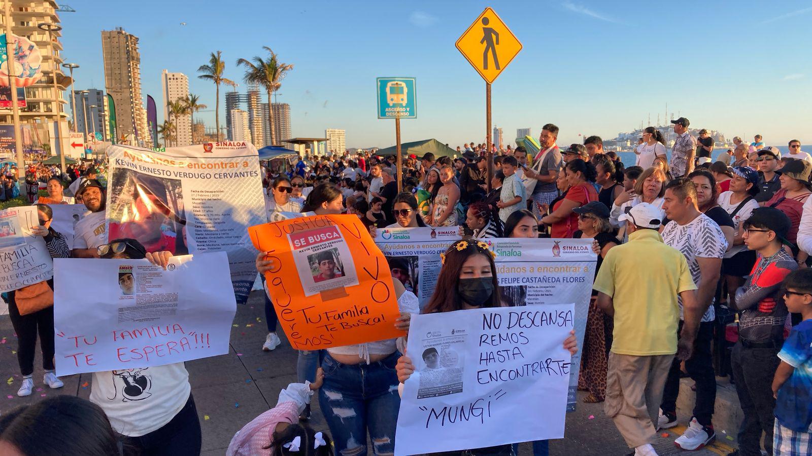 $!Familiares de desaparecidos participan en la avanzada del desfile del Carnaval de Mazatlán