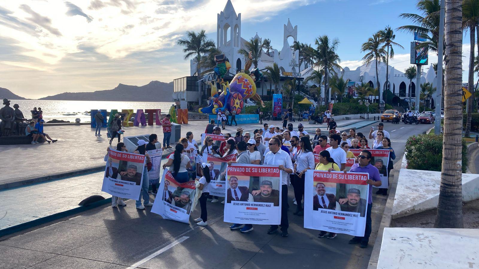 $!Marchan en Mazatlán para pedir libertad del chef Jesús Antonio Hernández Ruiz