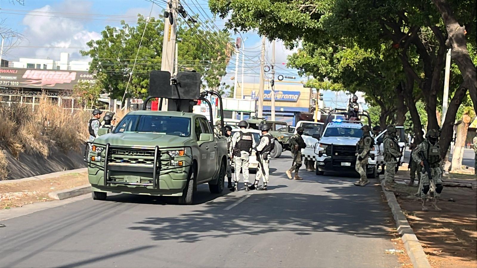 $!Detienen a tres jóvenes y aseguran vehículo en la colonia Emiliano Zapata, en Culiacán