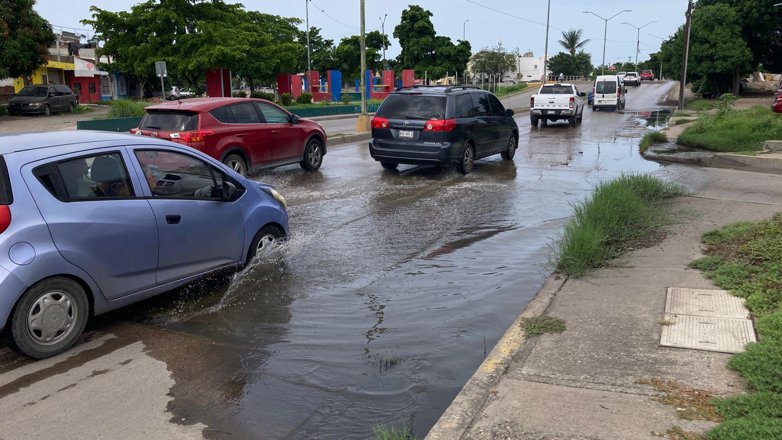 $!Brota ‘fuente’ de aguas negras en crucero de la Juan Pablo II y Arnoldo Rigodanza