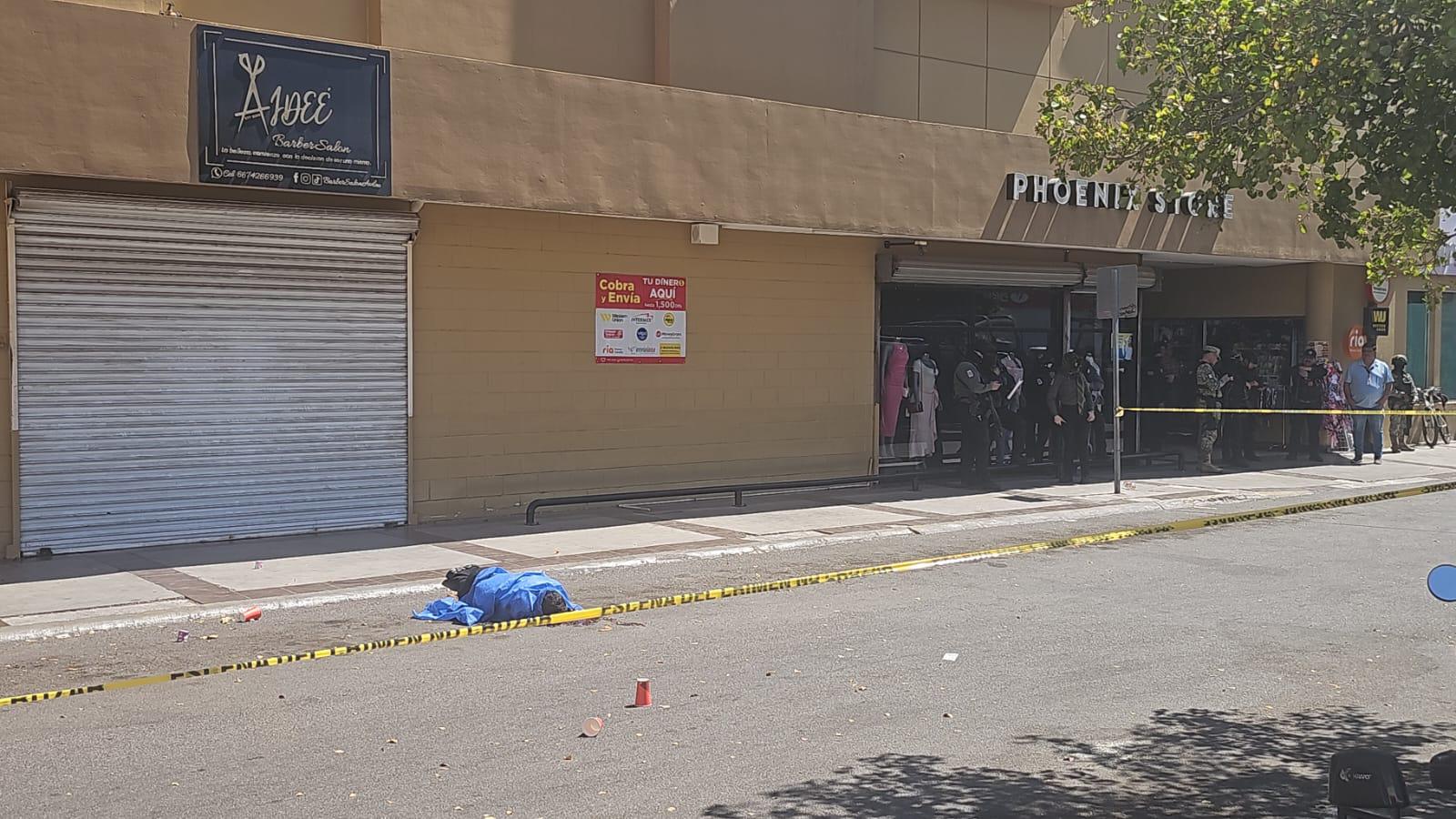 $!Asesinan a balazos a un hombre en estacionamiento de plaza comercial, al norte de Culiacán