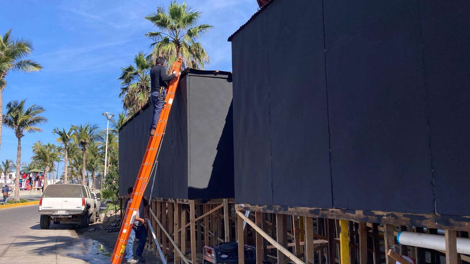 $!Continúa la instalación de baños en la zona turística previo al Carnaval de Mazatlán 2026