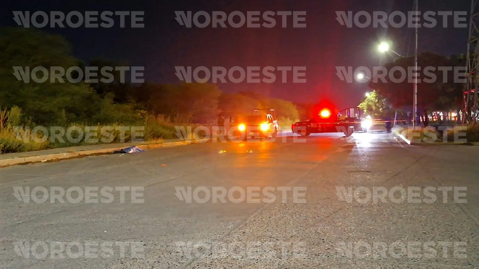 $!Hallan cuerpo de un hombre tirado sobre un carril de la avenida Cristóbal Colón, en Mazatlán