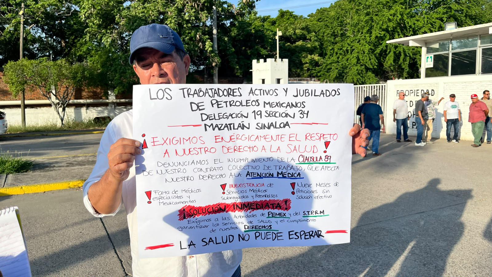$!Se manifiestan trabajadores activos y jubilados de Pemex para exigir su derecho a la salud