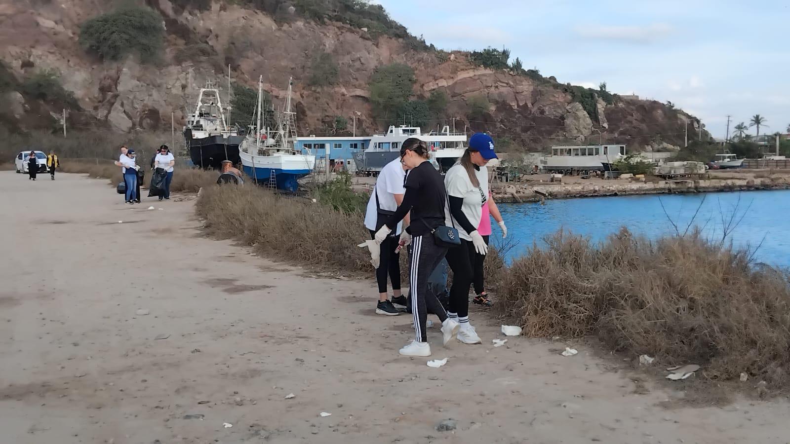 $!Unen esfuerzos para librar de basura la escollera del Faro Mazatlán