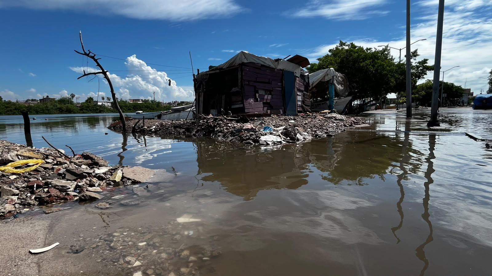 $!Se desborda agua en Estero del Infiernillo de Mazatlán y olas brincan en tramos del malecón