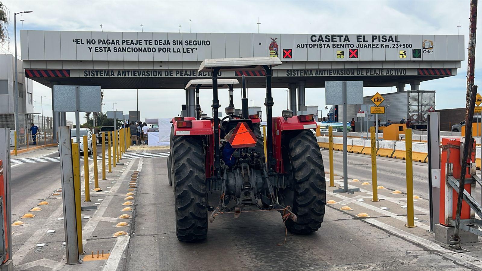 $!Cumple 24 horas protesta de agricultores en caseta El Pisal; mantienen paso libre pero analizan bloquear
