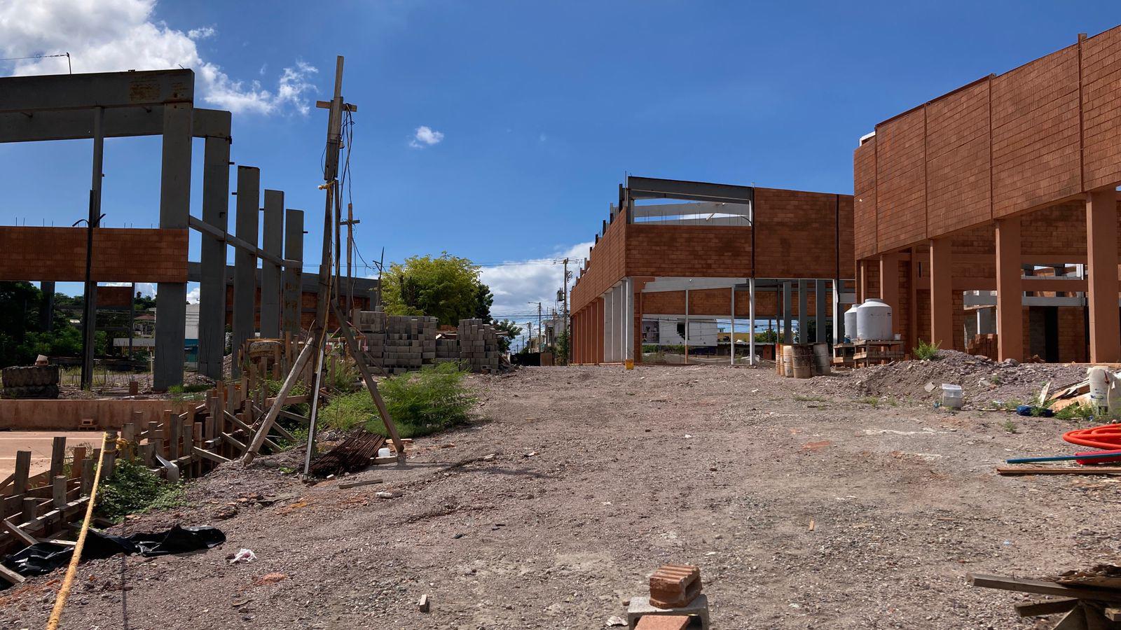 $!Cimientos con oxidación, monte crecido y materiales olvidados dejó la obra en pausa del Polideportivo ‘Marco Verde’