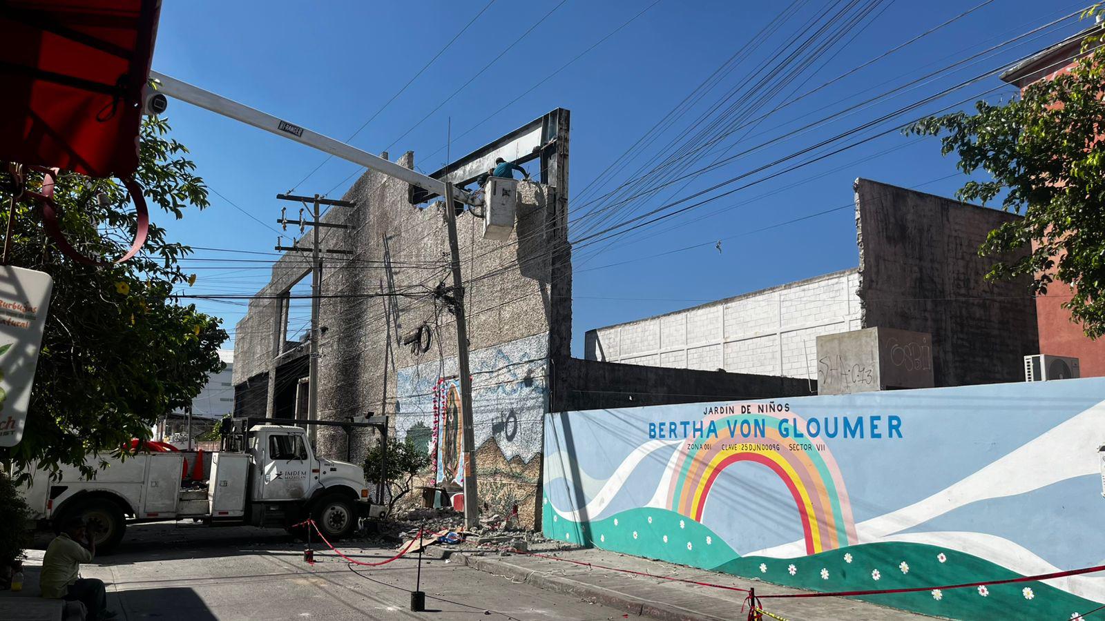 $!Continúa demolición de bardas en antigua tienda del Issste en Mazatlán