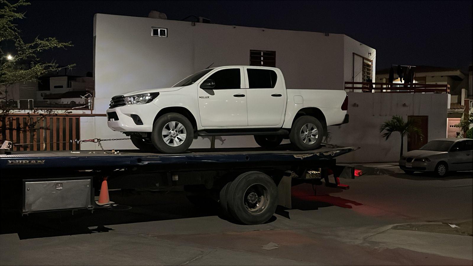 $!Aseguran dos vehículos baleados y con armamento en la colonia Rancho Contento, en Culiacán