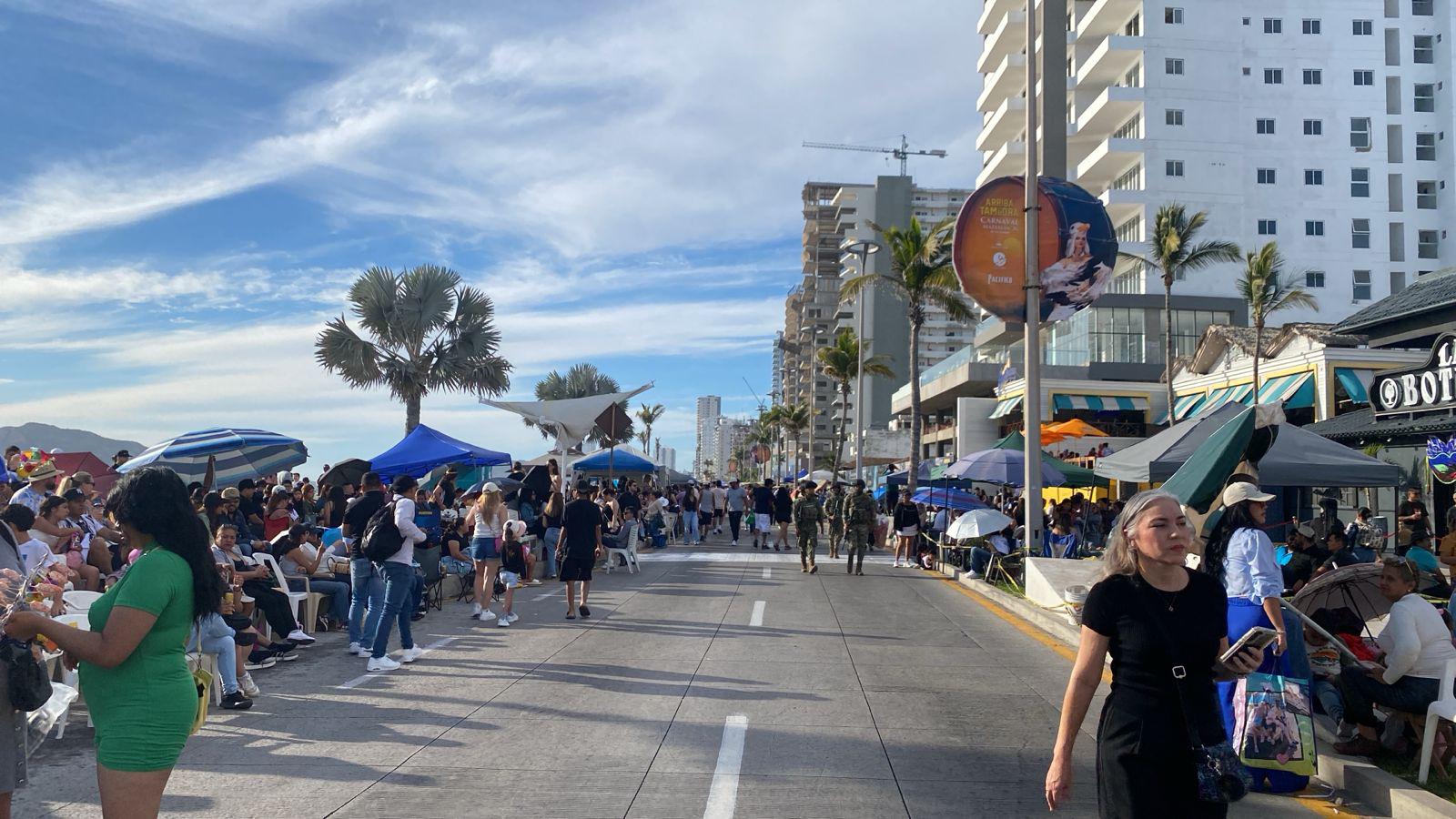 $!Ambiente festivo se vive en el malecón previo al desfile del Carnaval de Mazatlán