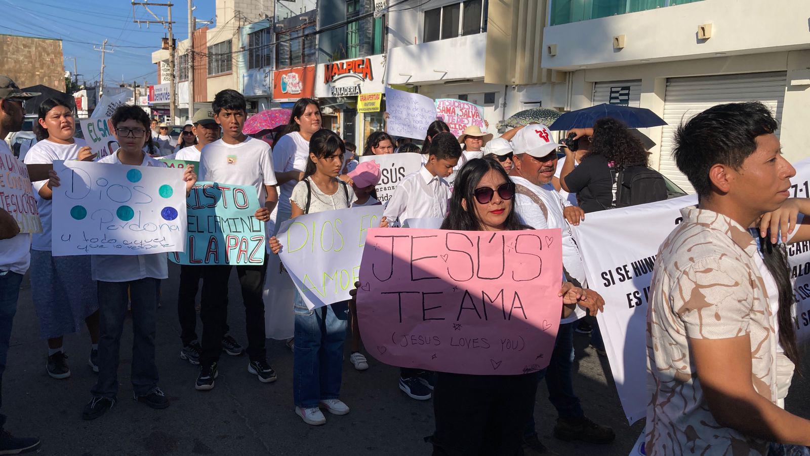 $!Creyentes participan en marcha para promover la paz y la espiritualidad en Mazatlán