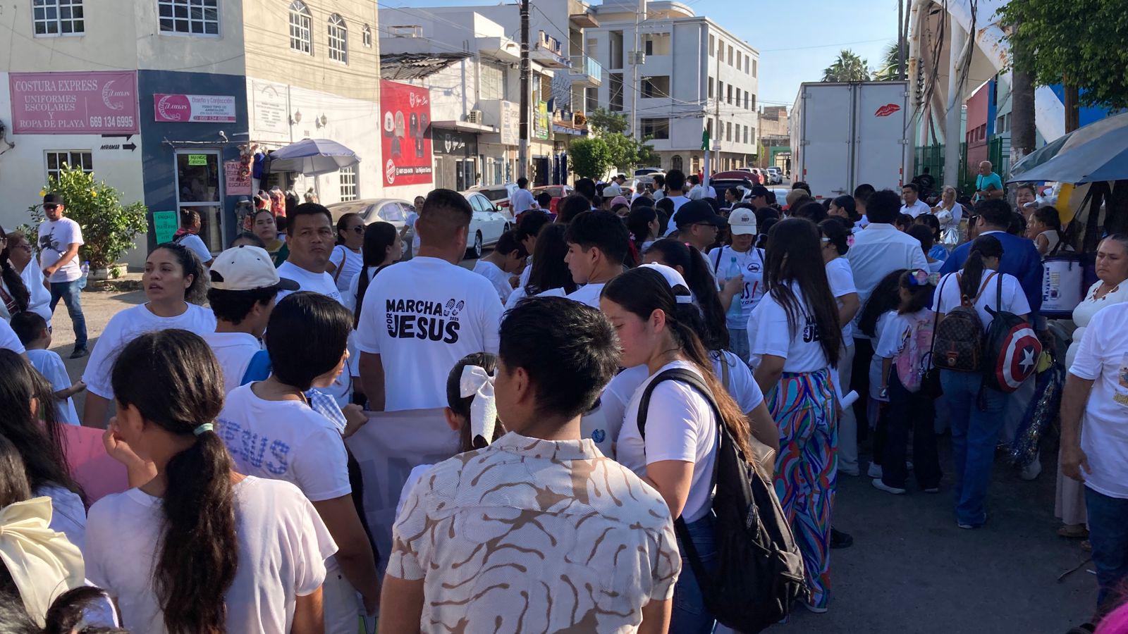 $!Creyentes participan en marcha para promover la paz y la espiritualidad en Mazatlán