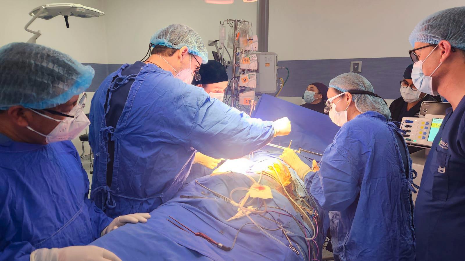 $!Realizan en México primer trasplante hepático pediátrico con donante vivo asistido por robot