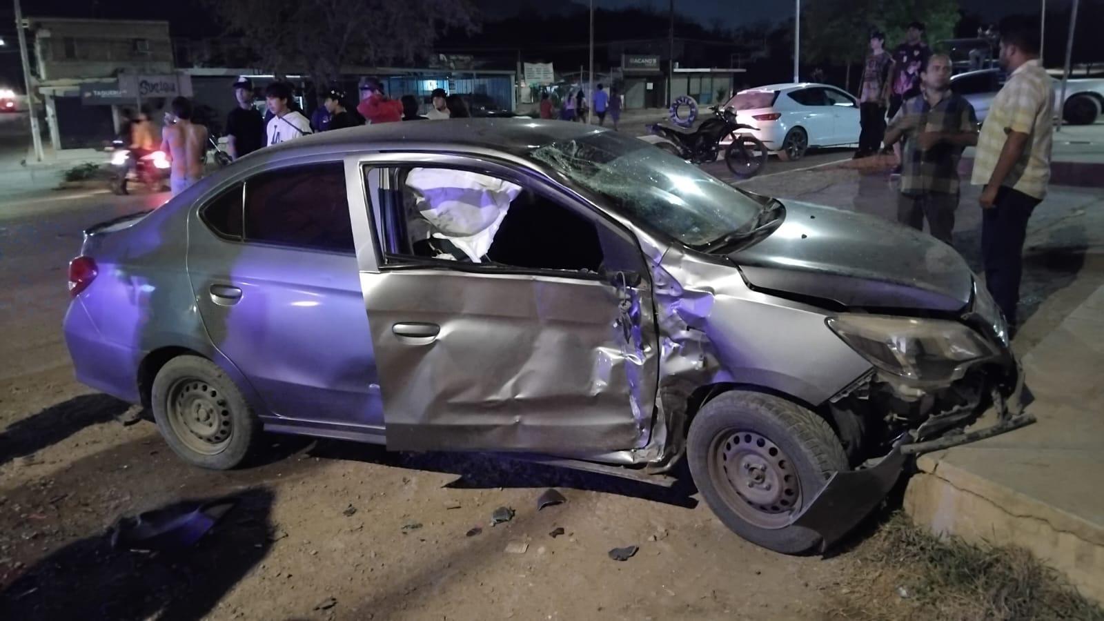 $!Aparatoso choque de moto contra auto, deja dos heridos graves en Mazatlán