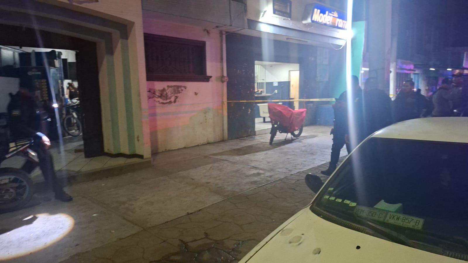 $!Hieren de bala a un hombre en un depósito lo trasladan grave a un hospital en Mazatlán