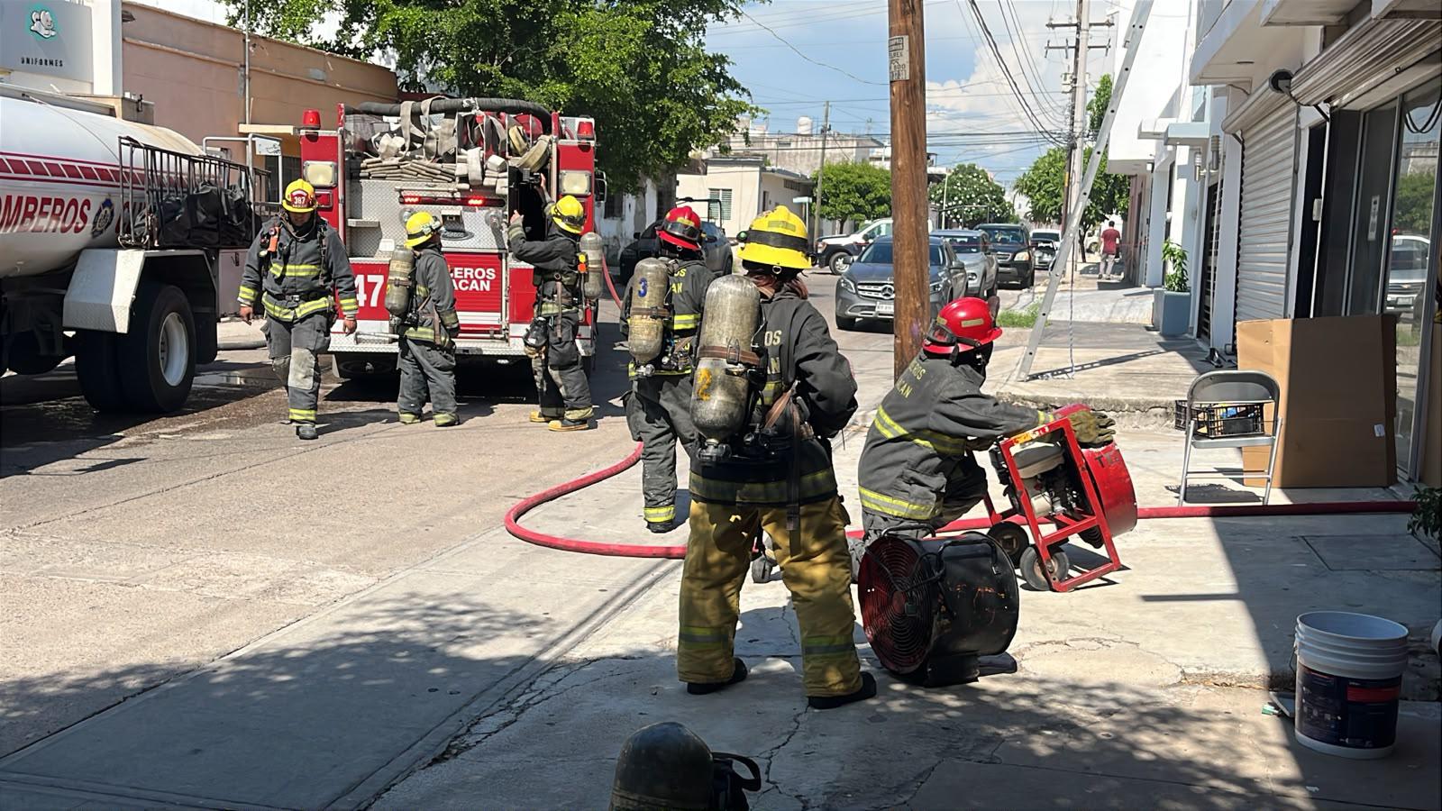 $!Conato de incendio en bodega del Centro de Culiacán moviliza a los cuerpos de rescate