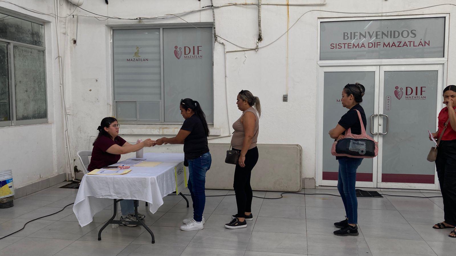 $!Gobierno de Mazatlán entrega 200 nuevos apoyos económicos para madres solteras