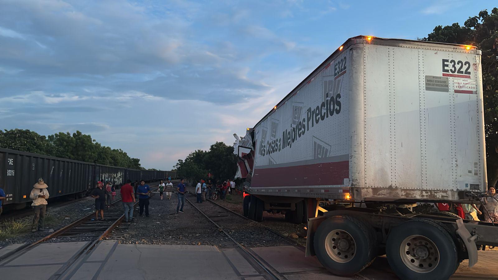 $!Tráiler es embestido por el ferrocarril en La Cruz de Elota