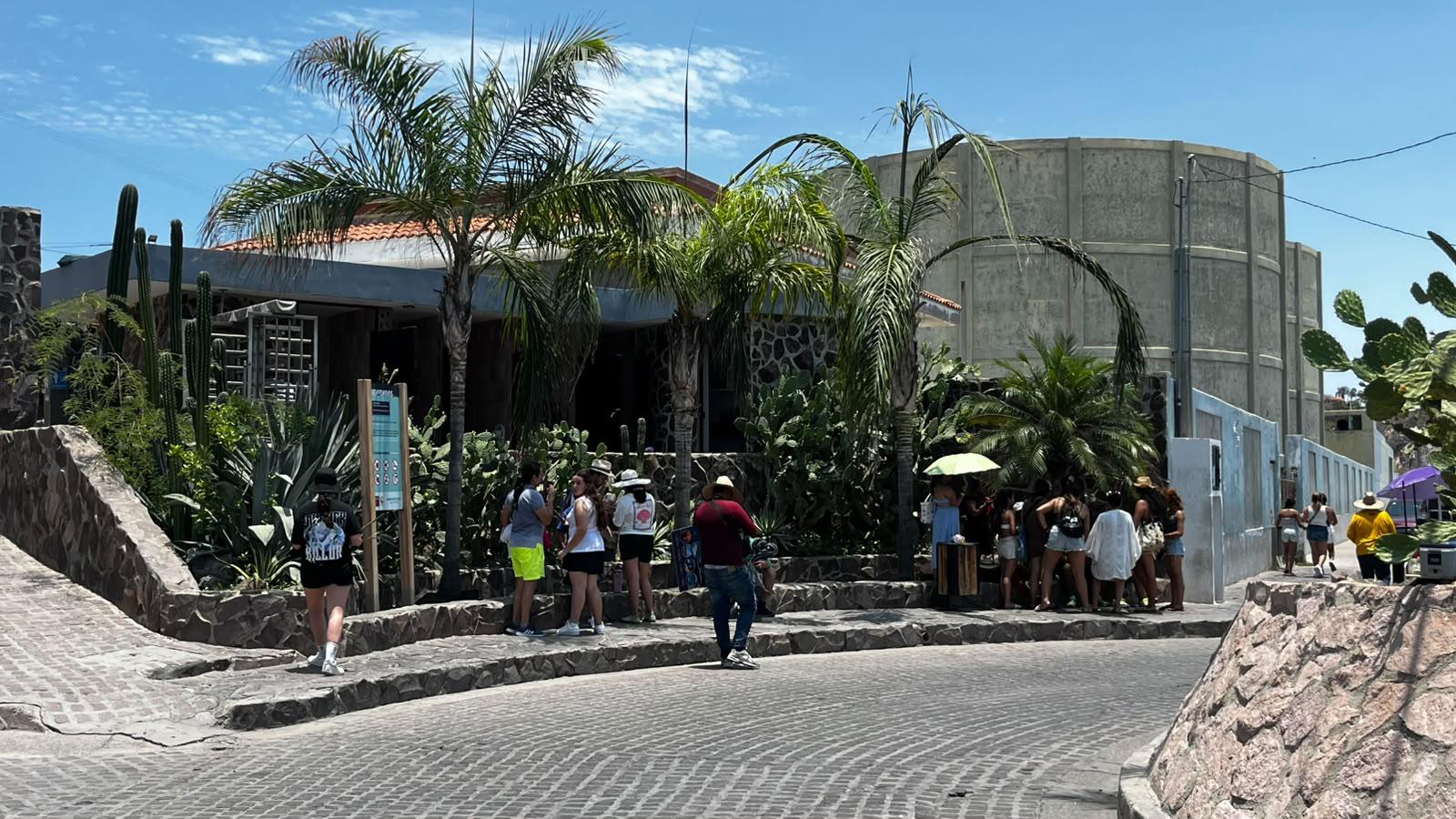 $!Catamaranes registran alta afluencia de turistas al iniciar las vacaciones en Mazatlán