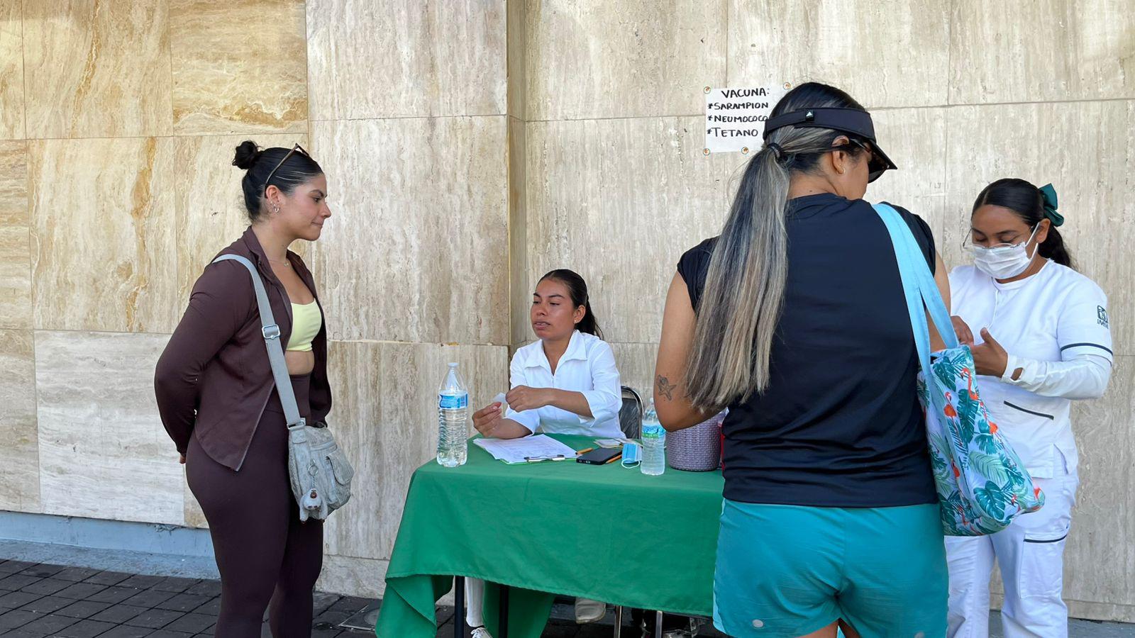 $!Mazatlecos se suman a nueva jornada de vacunación contra el sarampión del IMSS