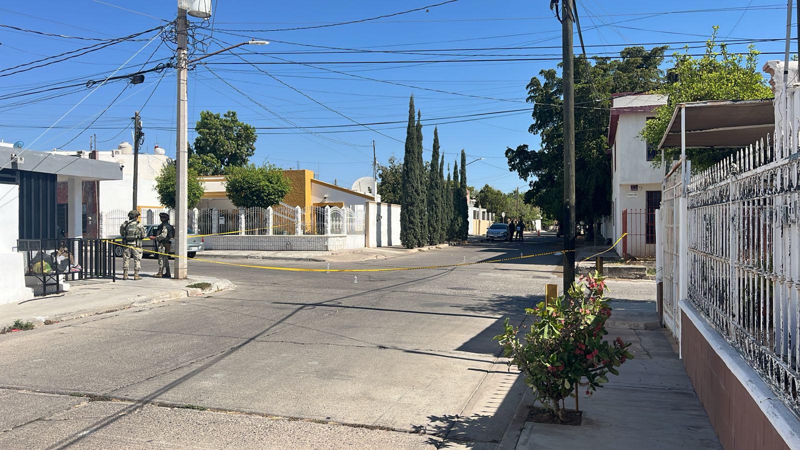 $!Atacan a balazos a un hombre en la colonia Aurora, en Culiacán; dejan una cachucha de la víctima