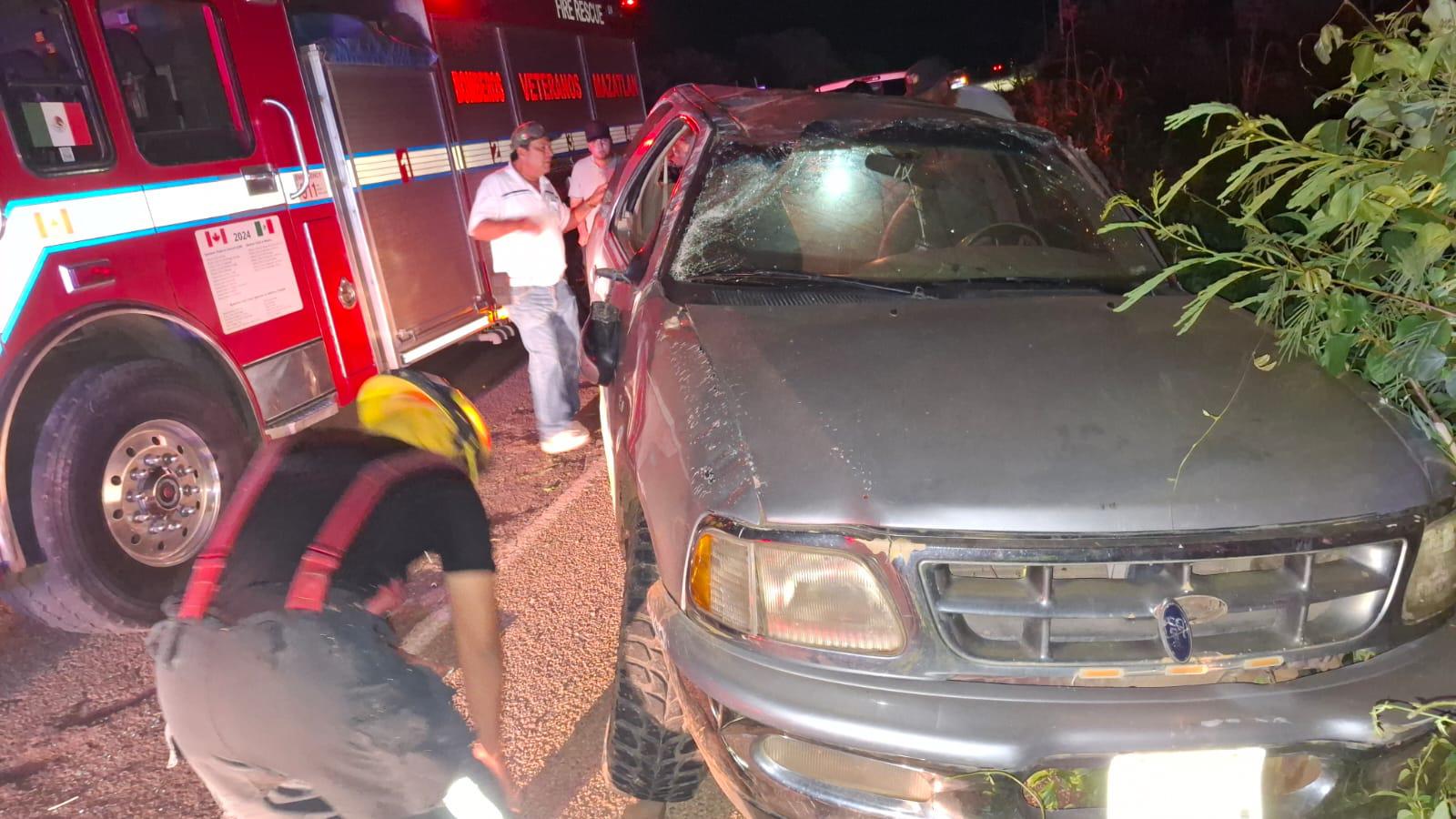 $!Deja 6 heridos volcadura de camioneta en la carretera Habal-Cerritos, en Mazatlán