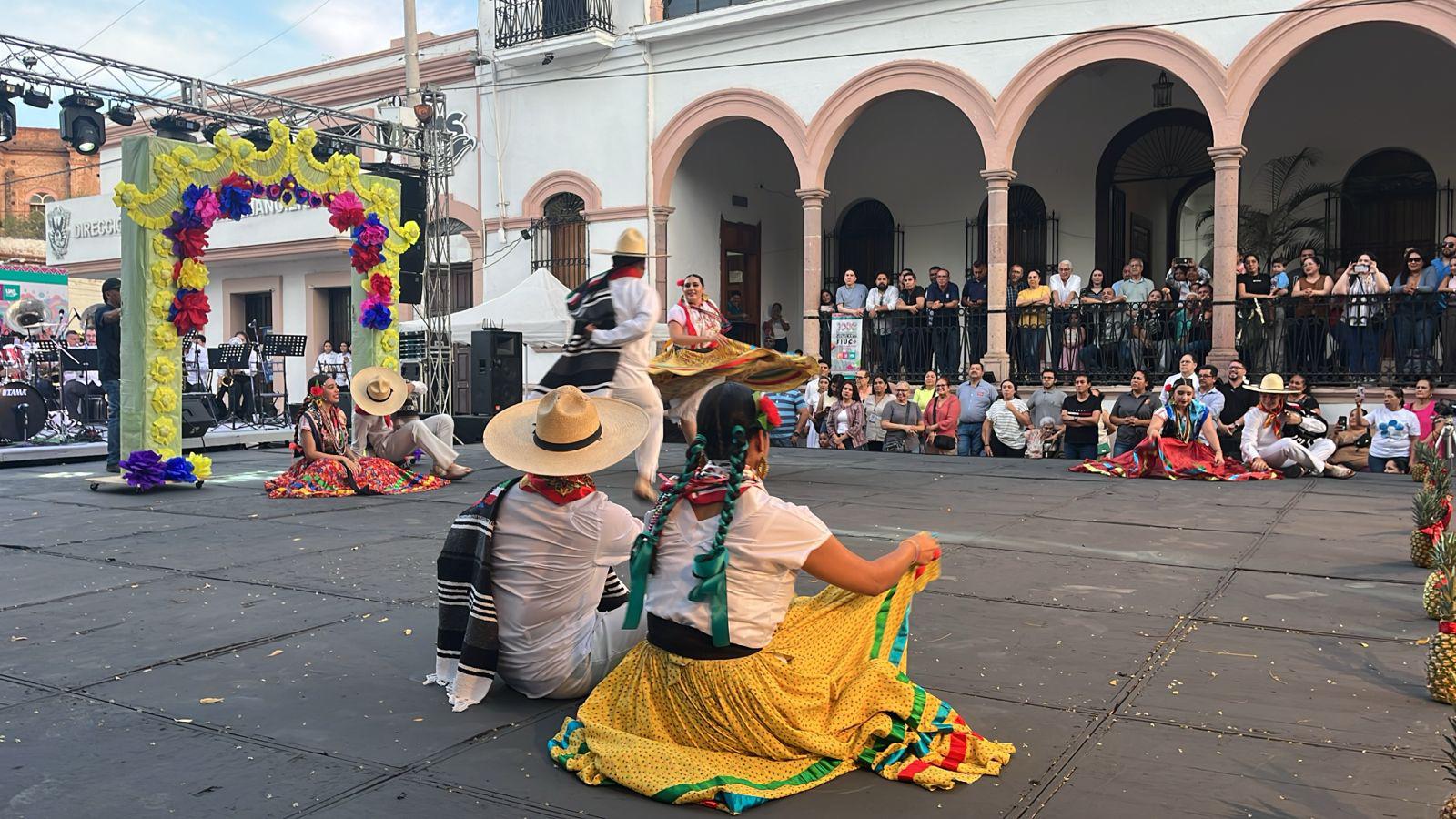 $!El folclore de Oaxaca llegó a la Plazuela Rosales con La Guelaguetza, en el inicio del Festival Universitario de la Cultura.