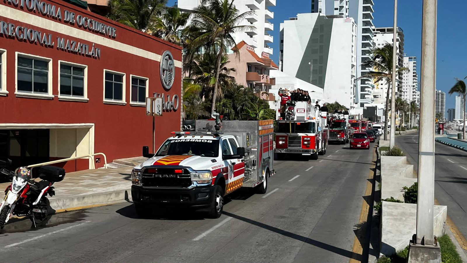 $!Recorren bomberos de Mazatlán las calles del puerto en celebración por su día