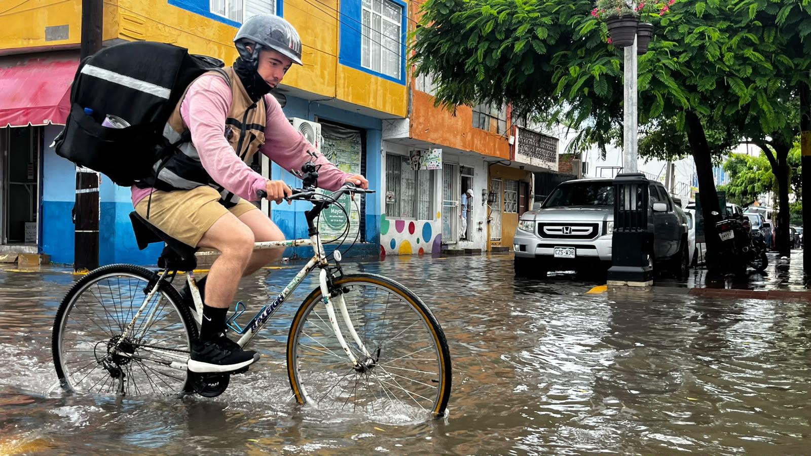 $!Lluvias en Mazatlán afectan vialidades y provoca deslaves en el Cerro del Vigía