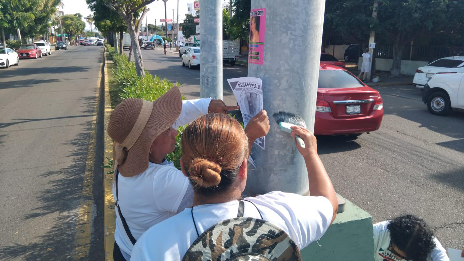 $!Realiza colectivo extensa jornada de pega de fichas de desaparecidos en Mazatlán
