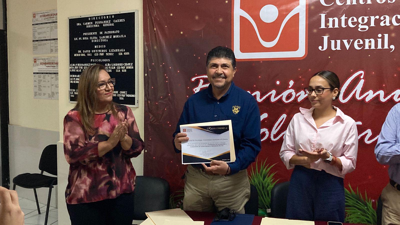 $!CIJ Mazatlán reconoce al psicólogo Herón Torres como Voluntario del Año