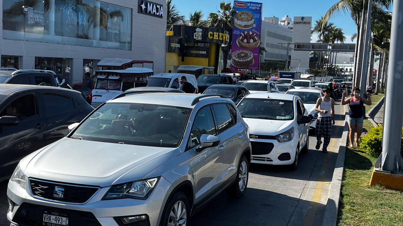 $!Familiares y alumnos bloquean vialidades en Mazatlán para exigir liberación de entrenadores