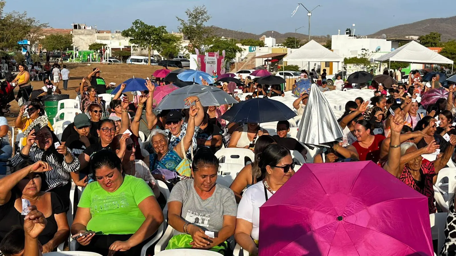 $!Celebran mujeres mazatlecas el Día de las Madres con fiesta en Pradera Dorada