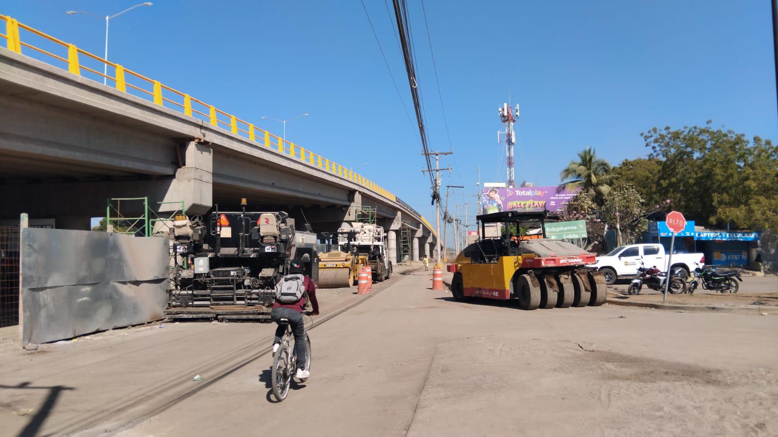 $!Apresuran apertura del puente de la Colosio, en Mazatlán, pero vecinos temen que no dejen banquetas
