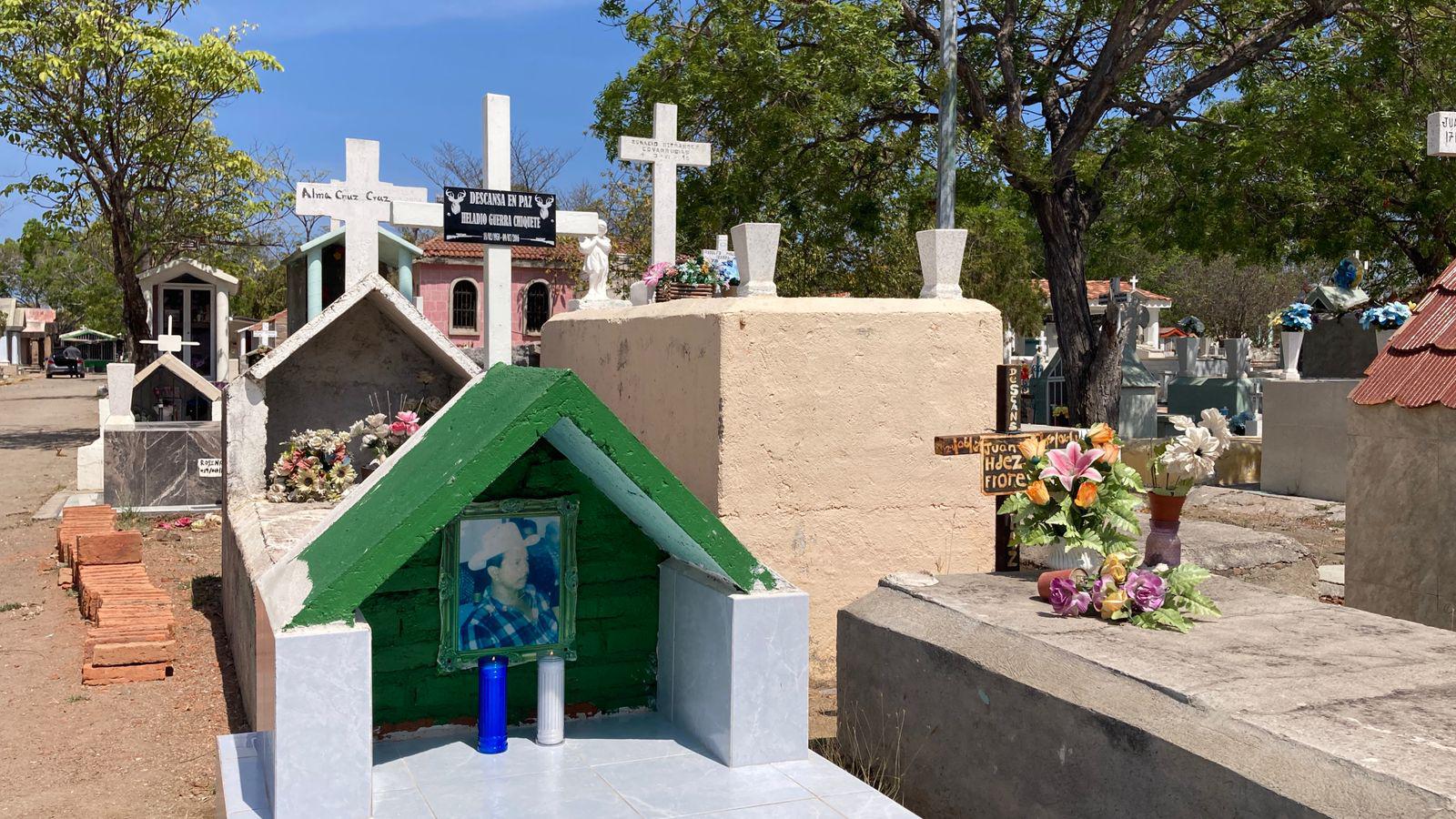 $!Familias mazatlecas acuden a panteones para hacer limpieza y arreglos previo al Día del Padre