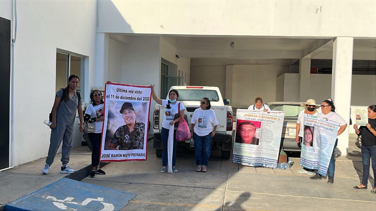 $!Gritan en Semefo y Vicefiscalía en Mazatlán por sus desaparecidos