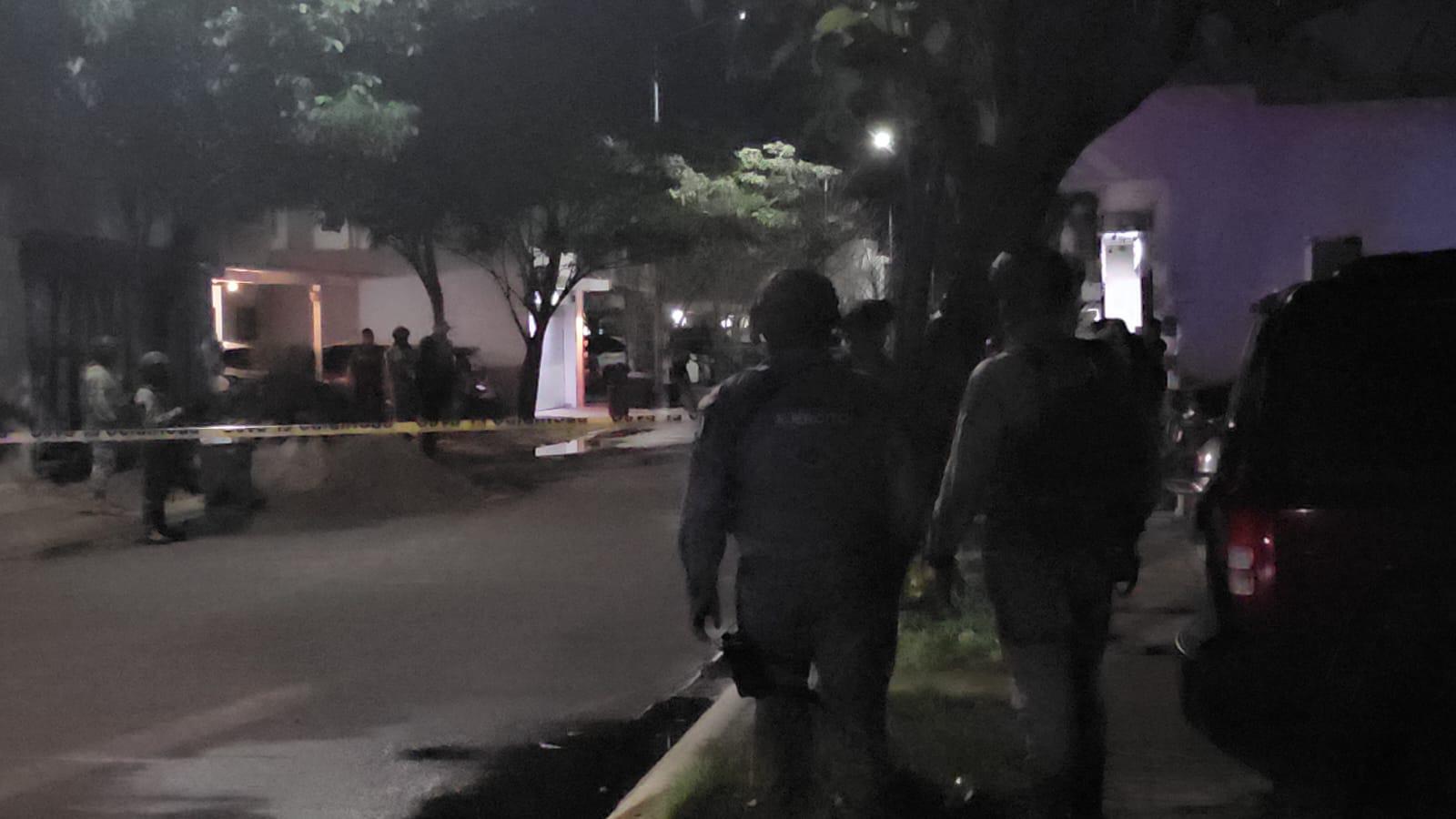$!Asesinan a un hombre dentro de su domicilio en Stanza Cantabria, en Culiacán; quedó sin vida en la cochera