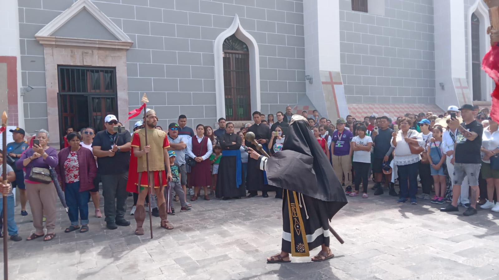 $!Realizan Viacrucis en el Atrio de la Catedral de Mazatlán