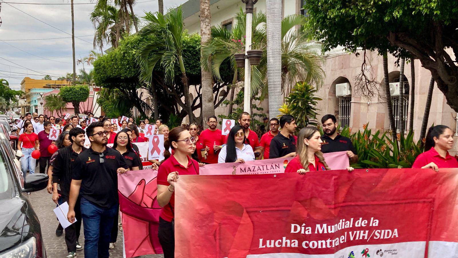 $!Marchan en Mazatlán por el Día Mundial de la Lucha contra el VIH/Sida