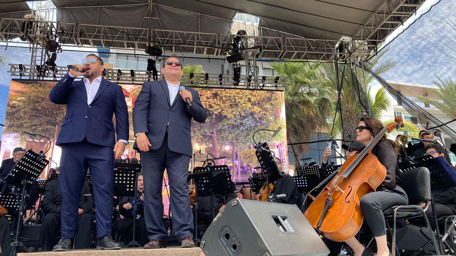 $!Los tenores Carlos Osuna y José Manuel Chu amenizaron la mañana con emblemáticas interpretaciones en el Parque Ciudades Hermanas.