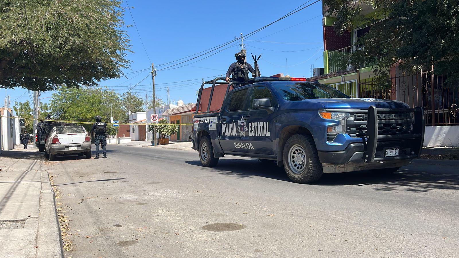 $!Hallan 3 cuerpos envueltos en bolsas en la colonia Tierra Blanca, en Culiacán